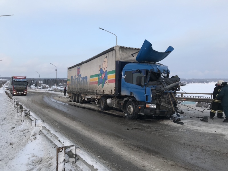 Две фуры. Авария на Чулковском мосту. Авария на Зуевском мосту. Авария на Ужовском мосту.