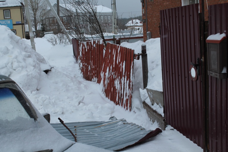 Забор держит воду. Усиленный забор от снега. Сломанный забор. Забор зимой. Забор от снега с крыши.