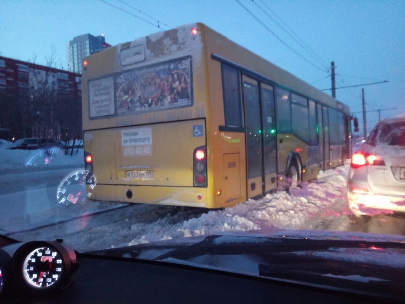 Автобус решим. Победа застрял в сугробе Пермь.