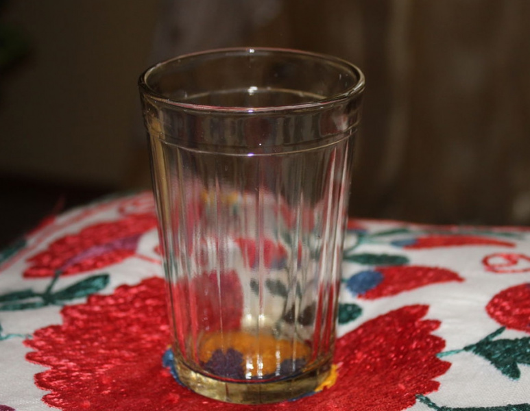 граненый стакан. настоящий граненый стакан. падает со стола. бокал с ребрами. разбитые стаканы.