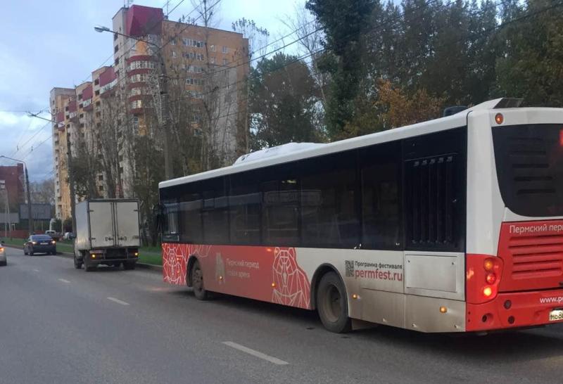 14 автобус пермь. Пермь автобус Газель. Авария на улице Гашкова в Перми с автобусом. 34 Автобус Пермь Газель.