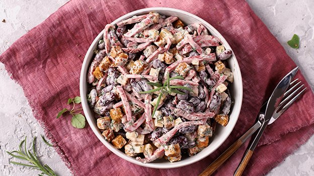Салат с консервированной фасолью, колбасой и сухариками – пошаговый рецепт приготовления с фото