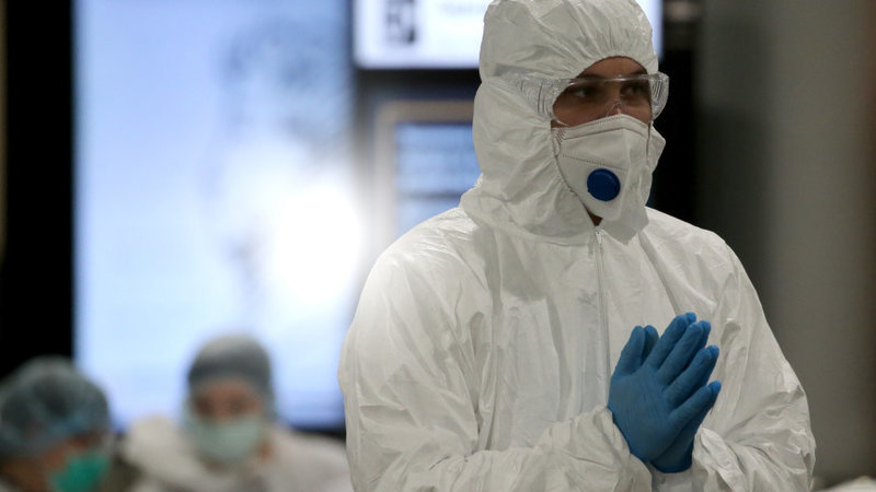 MOSCOW REGION, RUSSIA - MARCH 19, 2020: A medical staff member in a protective suit ready ready to check passengers arriving at Sheremetyevo International Airport from Berlin, to prevent the spread of the viral diseases. Marina Lystseva/TASS
Ðîññèÿ. Ìîñêîâñêàÿ îáëàñòü. Ìåäðàáîòíèê àýðîïîðòà Øåðåìåòüåâî â ìåäèöèíñêîé ìàñêå ïåðåä îñìîòðîì ïðèáûâøèõ ïàññàæèðîâ èç Áåðëèíà. Ìàðèíà Ëûñöåâà/ÒÀÑÑ