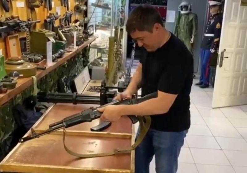 Мировой рекорд по сборке и разборке автомата. Автомат Калашникова 23 февраля. Видео короткое прапорщик разбирает автомат Калашникова. ФО О ПРАНК разбирают автомат.