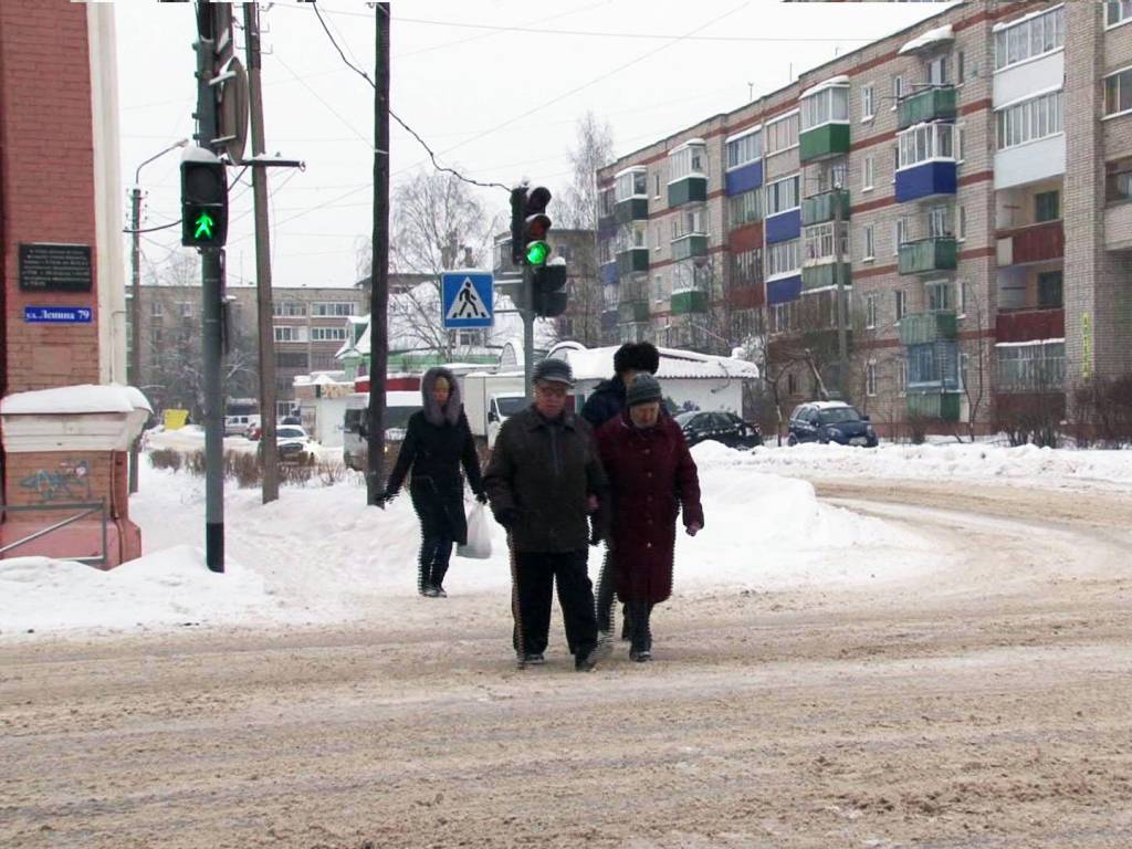 Виктор и Антонина переходят дорогу вместе с пешеходом.jpg