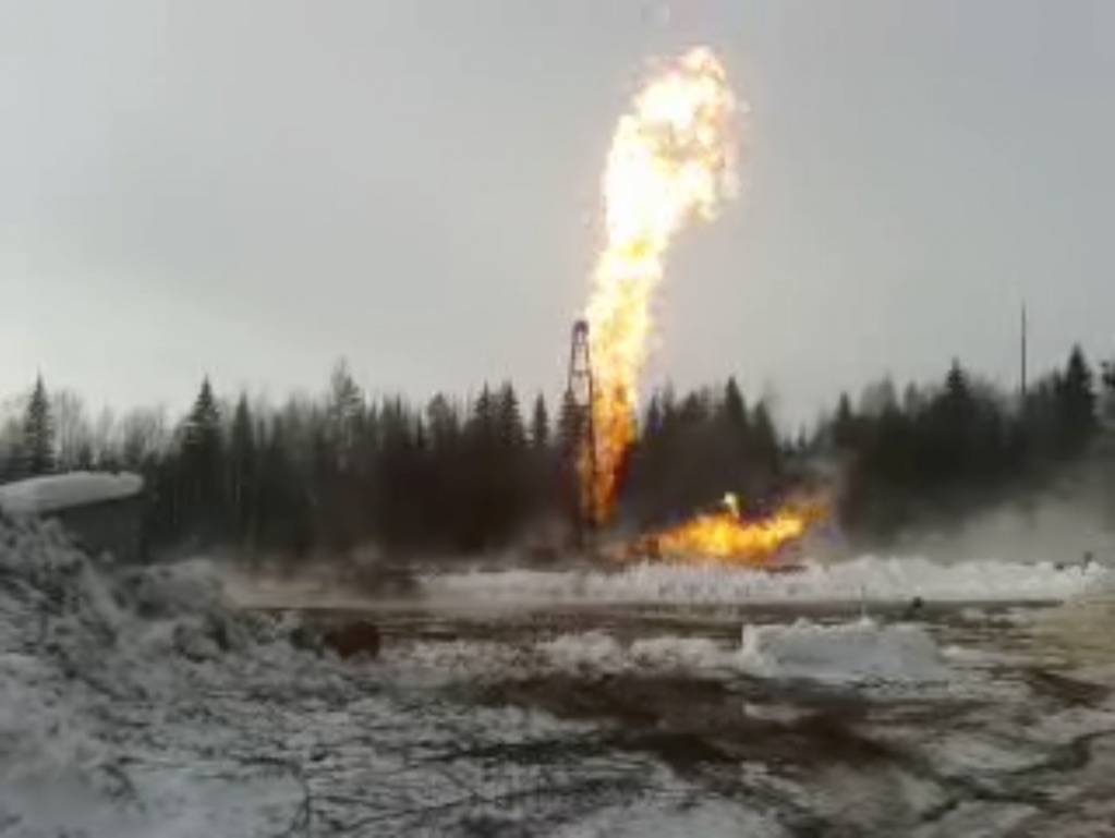 Видео газовый. Газовый факел Усинск. Пожары газовых и газонефтяных фонтанов. Горение нефтяной скважины. Факел на скважине.