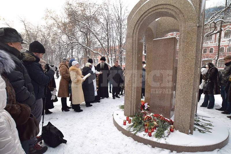 Пермь пожар в хромой лошади каком году. Хромая лошадь Пермь 5.12.2009. Памятник погибшим в хромой лошади.