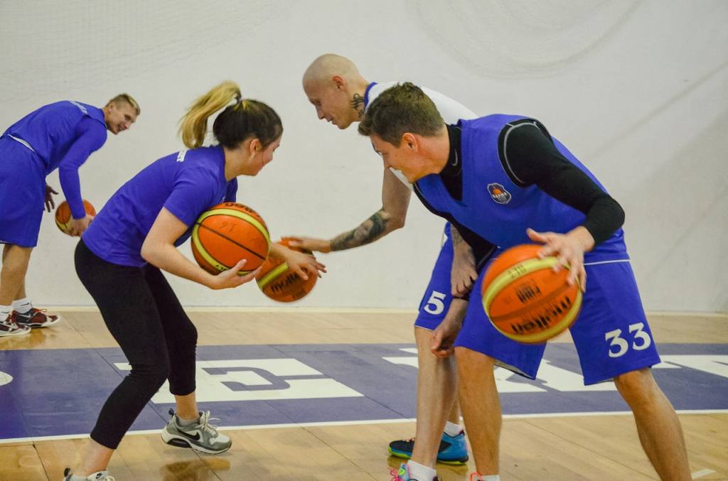 Devochka-igrok-komandyi-po-basketbolu-2.jpg