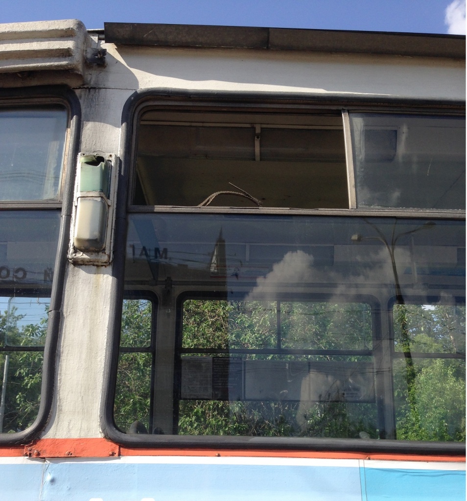 Окно трамвая, из которого выпало стекло.JPG
