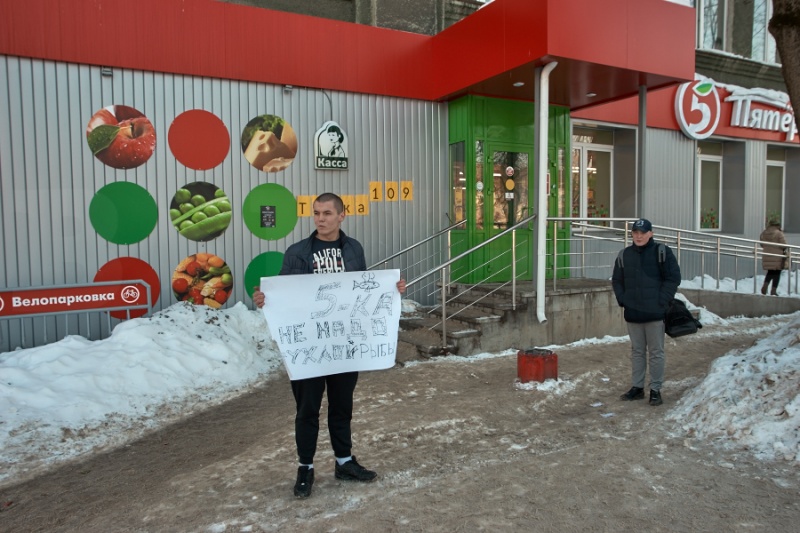 Пятерочка просроченные товары. Возле Пятерочки. Пятерочка грязная. Просрочка в Пятерочке. Сотрудники Пятерочки приколы.