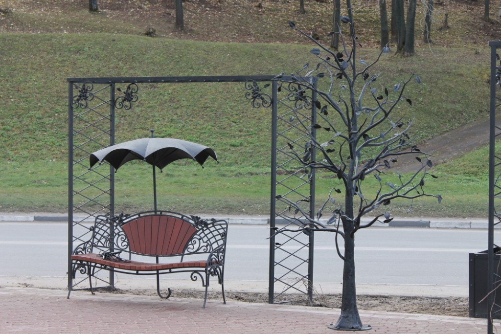 Скамейка с зонтом