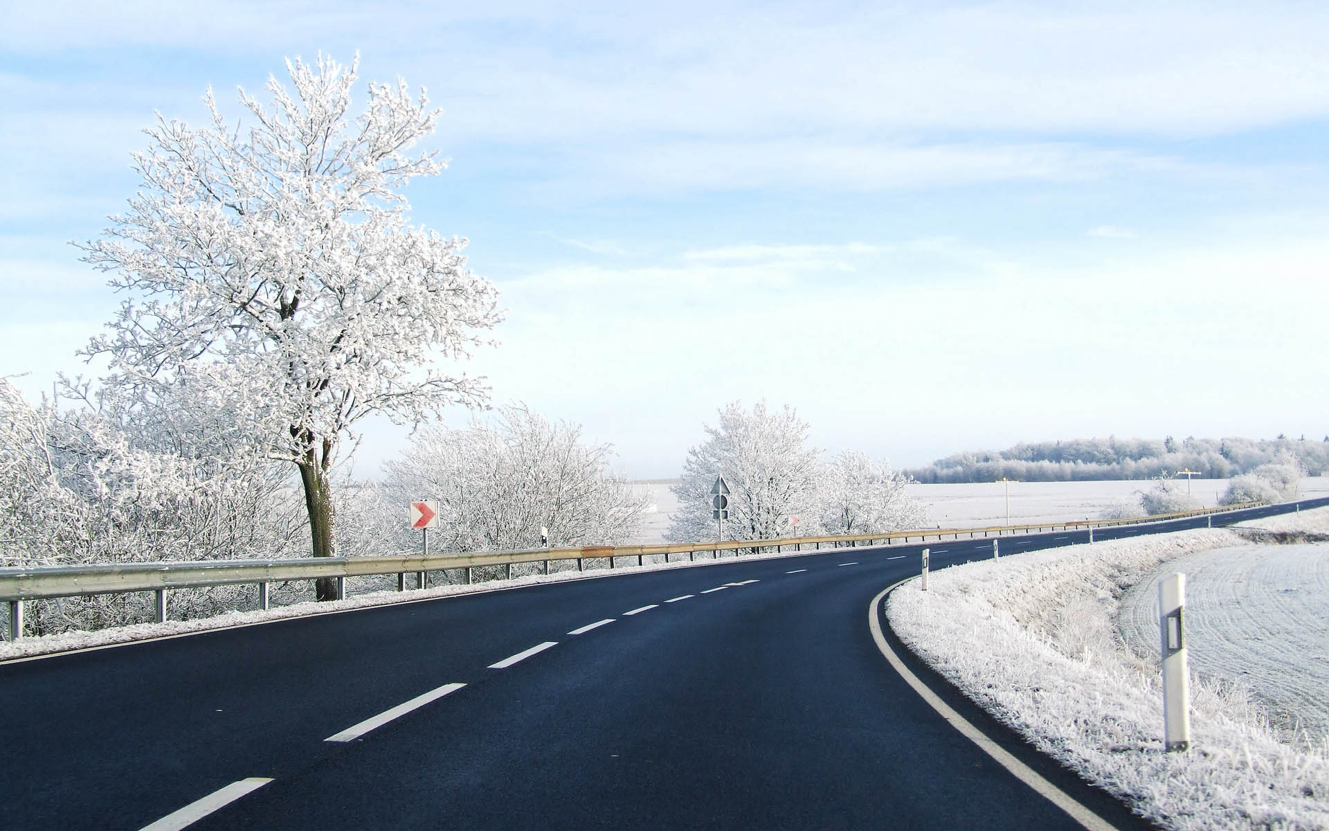 Весенние дороги безопасность. Зимняя дорога. Снег на дороге. Дорога в городе. Заснеженная дорога.