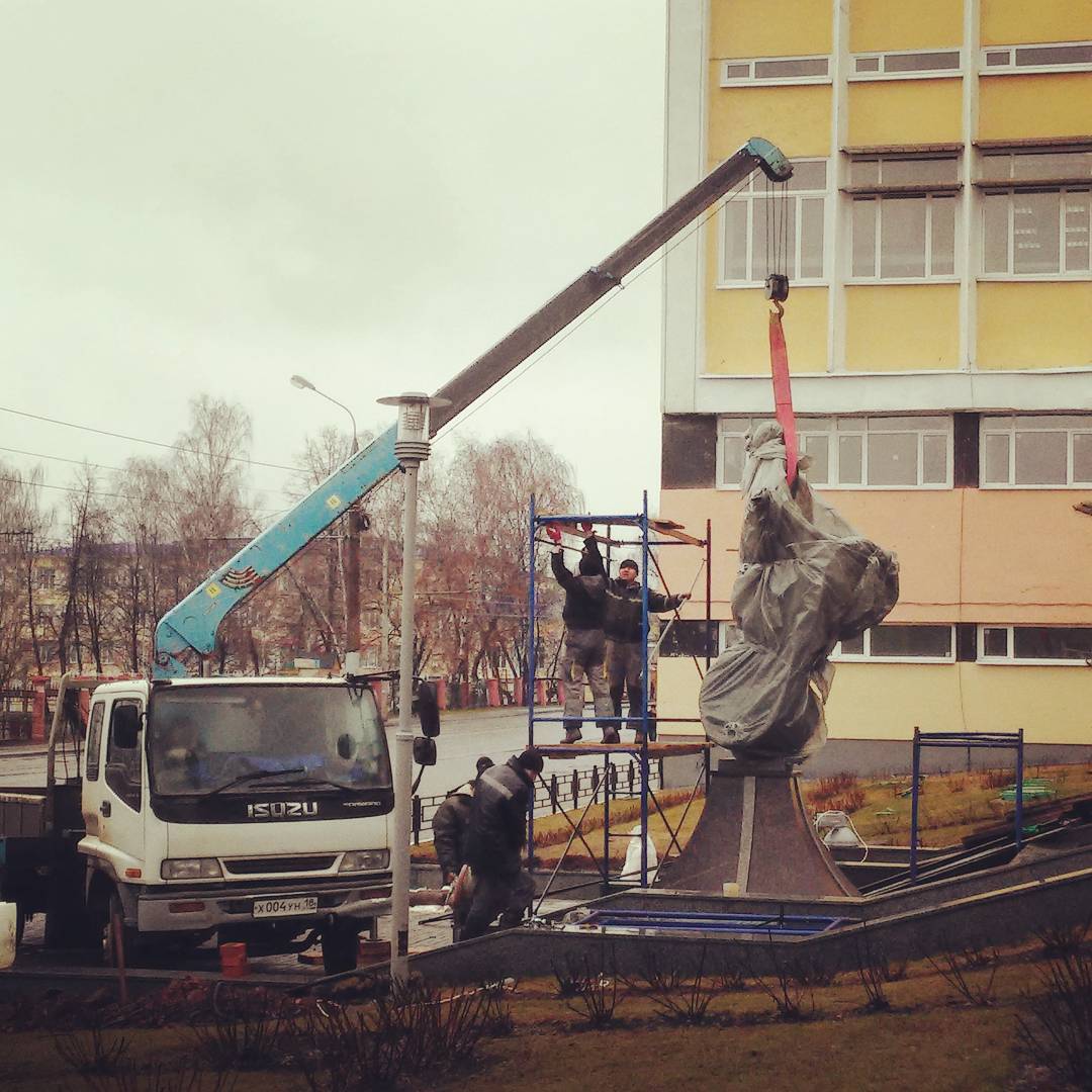 Ижевск установка. Памятник Юрию Гагарину (Ижевск). Памятник у Аксиона в Ижевске. Аксион памятник Гагарину. Статуи Ижевска Аксион.