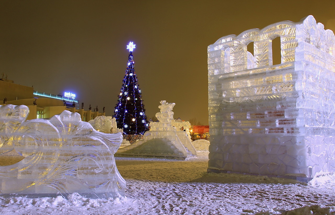 Зимний городок. Ледяной городок Ижевск. Площадь ледяной городок Ижевск. Ледовый городок Центральная елка Ижевск. Елка на центральной площади Ижевск.