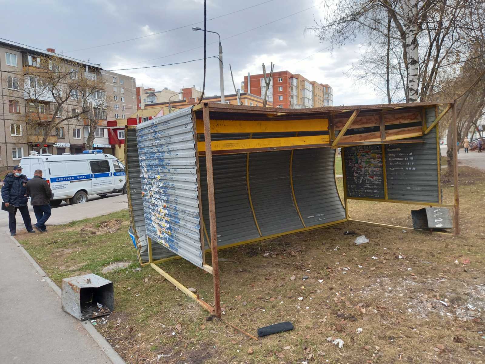 Остановка находится около жилого дома / фото: СУ СКР по Пермскому краю
