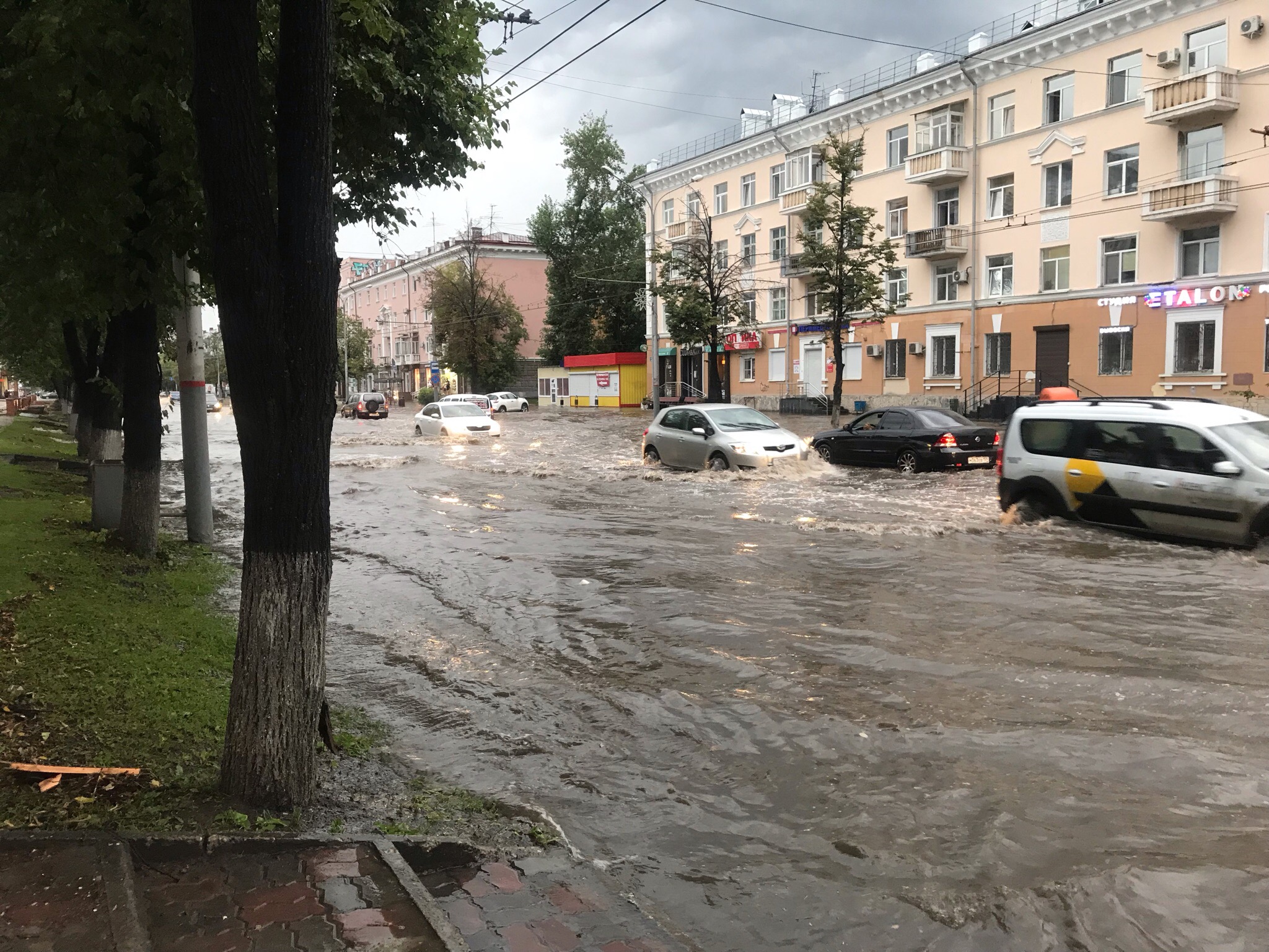 Дождь пермь. Пермь затопило Ленина. Пермь Ленина потоп. Ливень в Перми. Ливень Пермь Ленина.