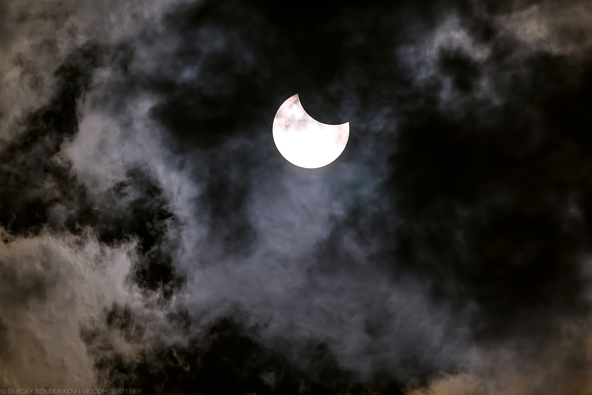 Начало убывания Луны: (37% >> 36% покрытия солнечного диска) / Фото: Сергей Болденков