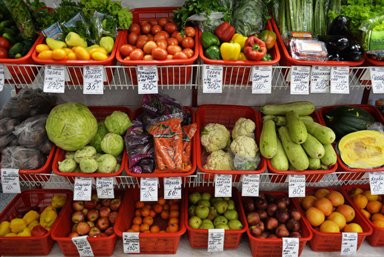 Воронеж купить овощи. Овощи и фрукты на рынке. Овощи на рынке. Овощи в магазине. Прилавок с овощами и фруктами на рынке.