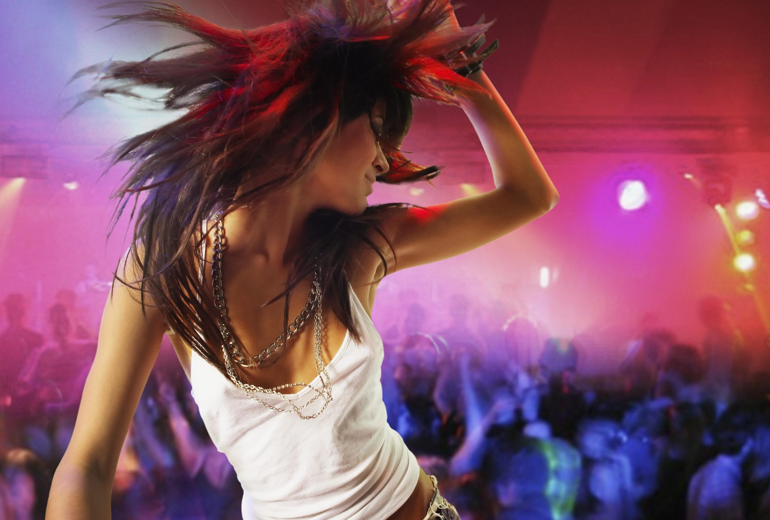 Молодая женщина танцует. Клубные танцы. Танцующая девушка. Девушка на дискотеке. Девушка танцует в клубе.