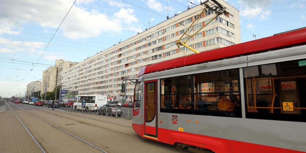 Закрытие движения трамваев. Бухарестский трамвай. Кольцо с трамвайными путями. Новые трамвайные пути. Два трамвая.