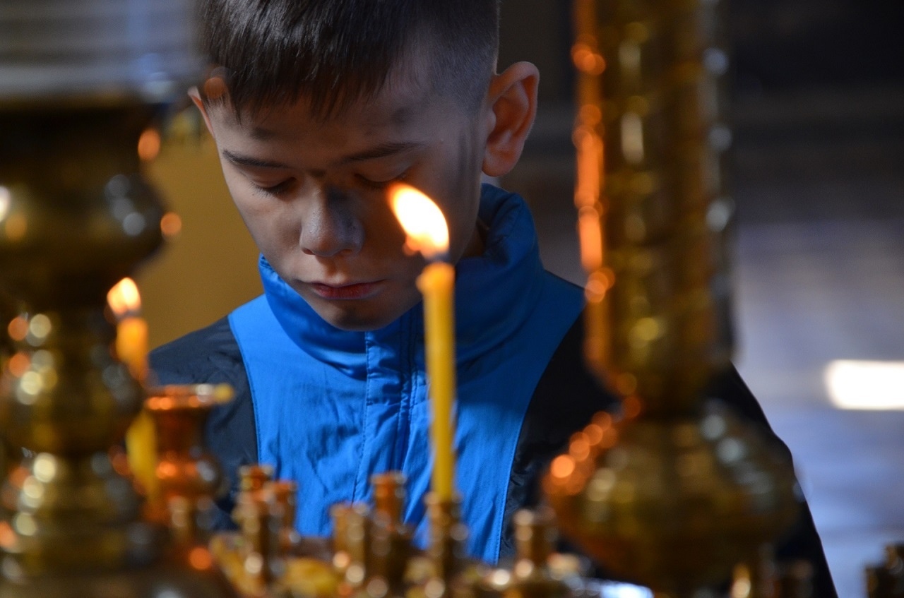 Святой молящийся о детях. Свечи за пожертвование. Как дети молятся в детском саду Грузии.