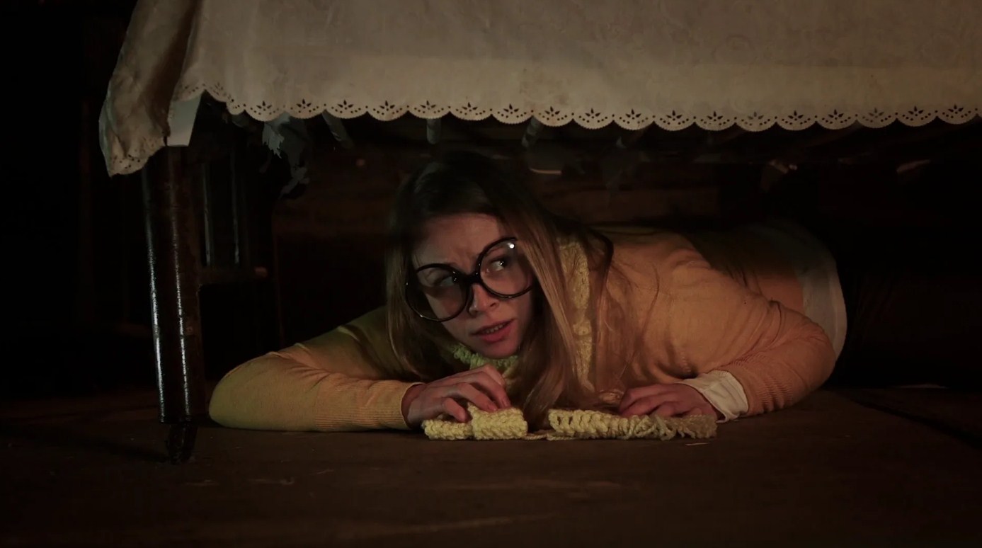 Девушка прячется под кроватью
