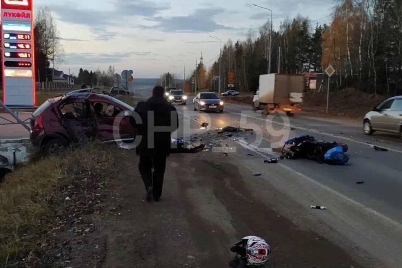 В Прикамье на трассе столкнулись «Рено» с мотоциклом. Оба водителя погибли  | 14.10.2021 | Пермь - БезФормата