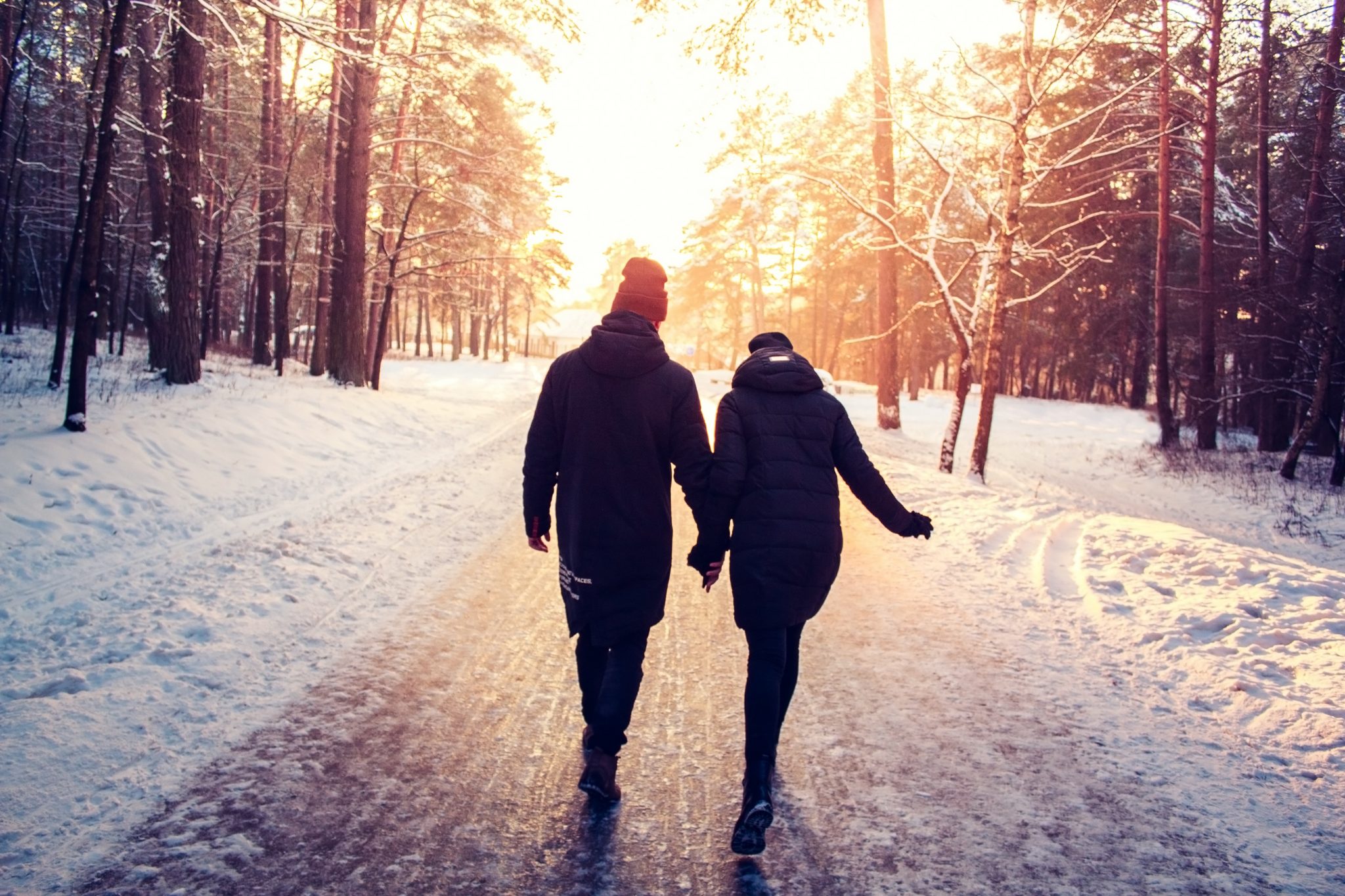 Погуляем мы с тобой вместе погуляем. Зимняя прогулка. Парень и девушка зима. Парень зимой. Пары зимой.