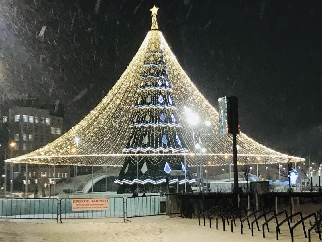 В Перми главный ледовый городок на эспланаде открылся после оттепели |  22.01.2024 | Пермь - БезФормата