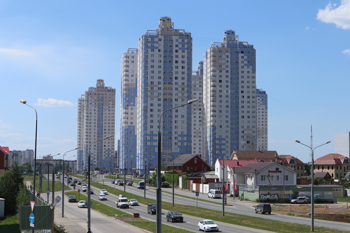 Мужчина спрыгнул с парашютом с балкона пермской высотки | 21.04.2022 |  Пермь - БезФормата