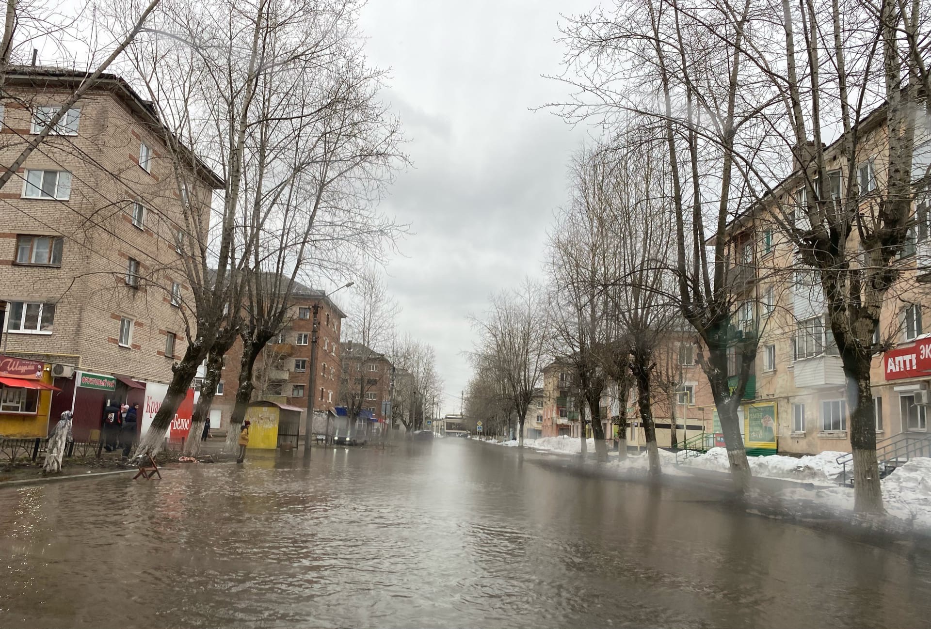 В поселке Яйва затопило центральные улицы | 18.04.2022 | Пермь - БезФормата