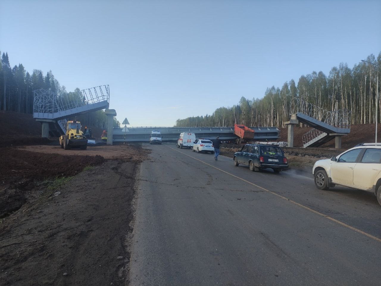 На трассе Пермь-Екатеринбург КаМАЗ обрушил переходный переход | 27.05.2022  | Пермь - БезФормата