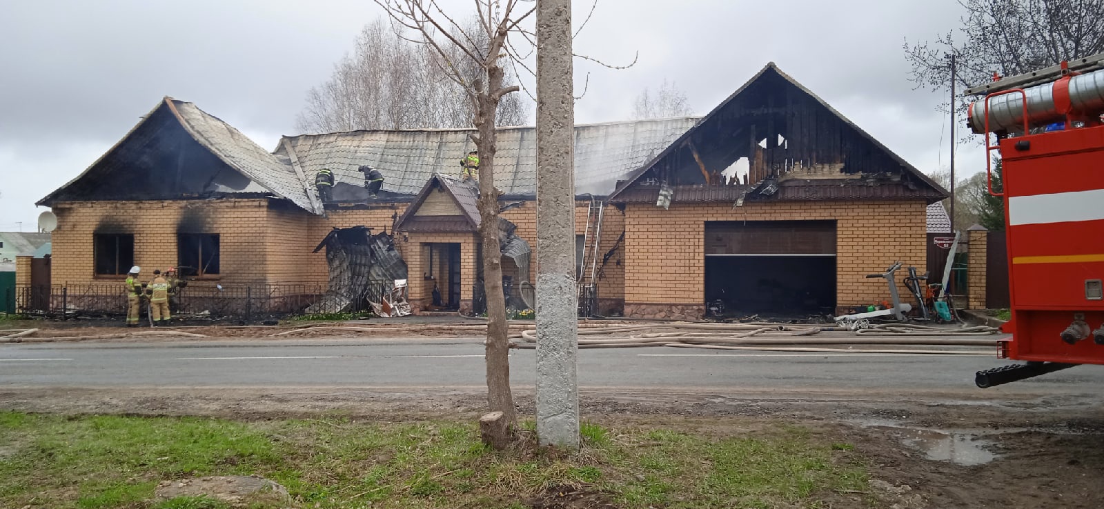 В Перми сгорел жилой дом | 01.05.2022 | Пермь - БезФормата