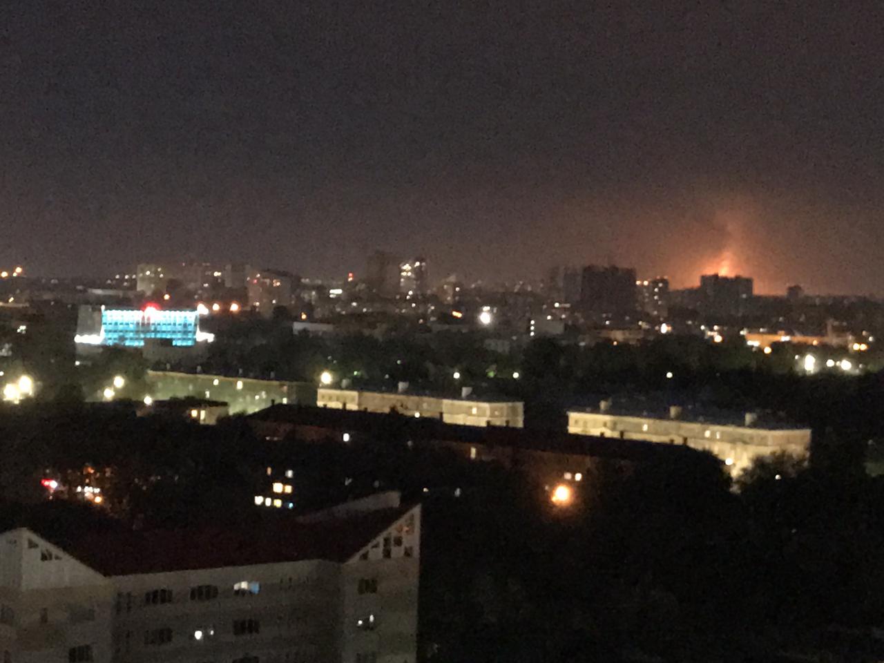 Погода в поселке зарево. Зарево от города. Зарево над Москвой. Зарево над Москвой сейчас. Зарево над ночным Севером города Каменка.