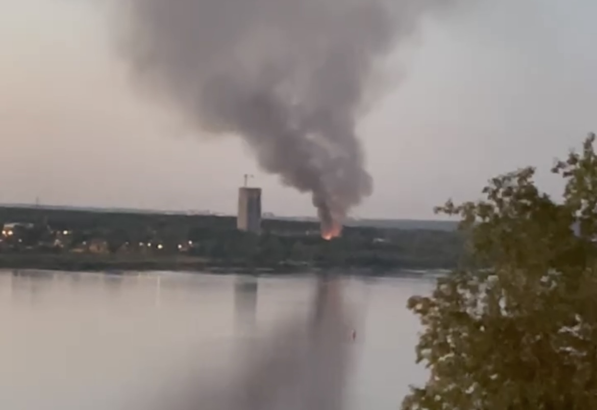 В Перми произошел крупный пожар правом берегу Камы | 15.08.2022 | Пермь -  БезФормата