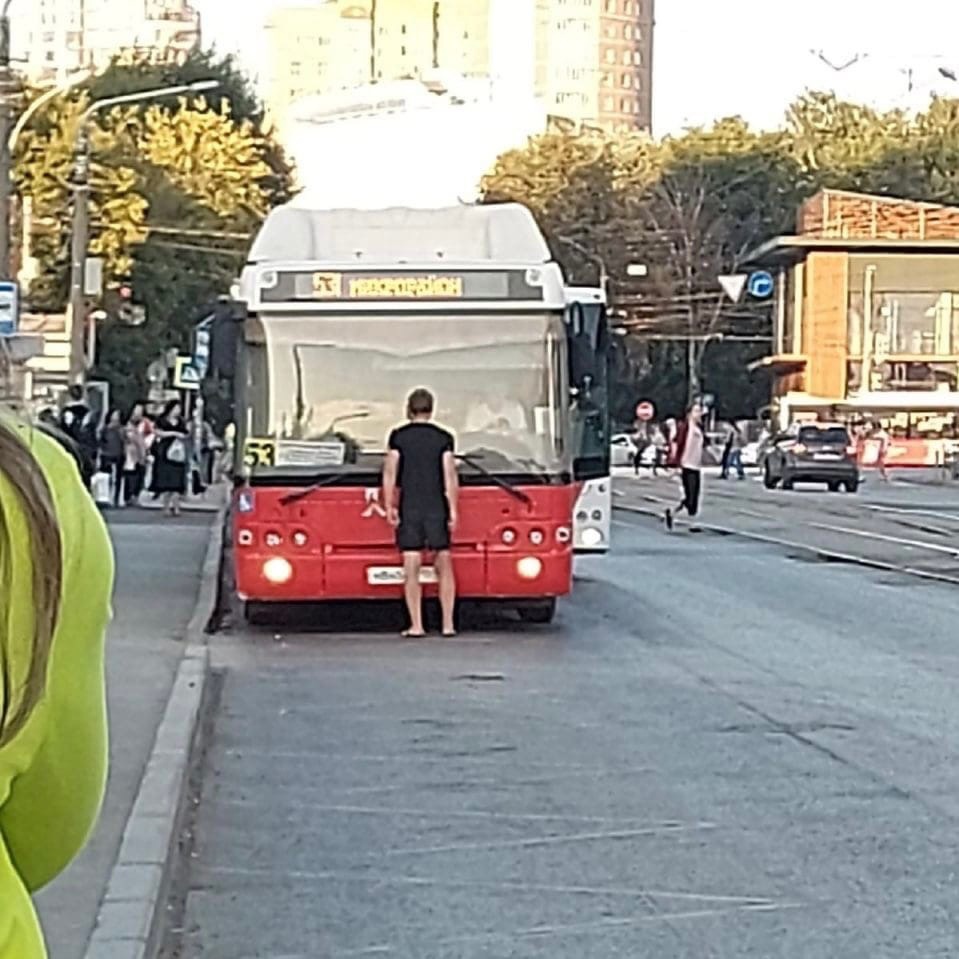 Минут в автобусе. Встал в общественном транспорте. Люди на остановке. Автобус man Пермь. Трамвай Пермь происшествия.