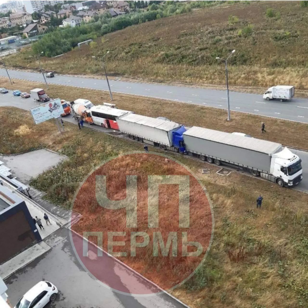 Две фуры, бетономешалка и автобус устроили ДТП на выезде из Перми |  02.09.2022 | Пермь - БезФормата