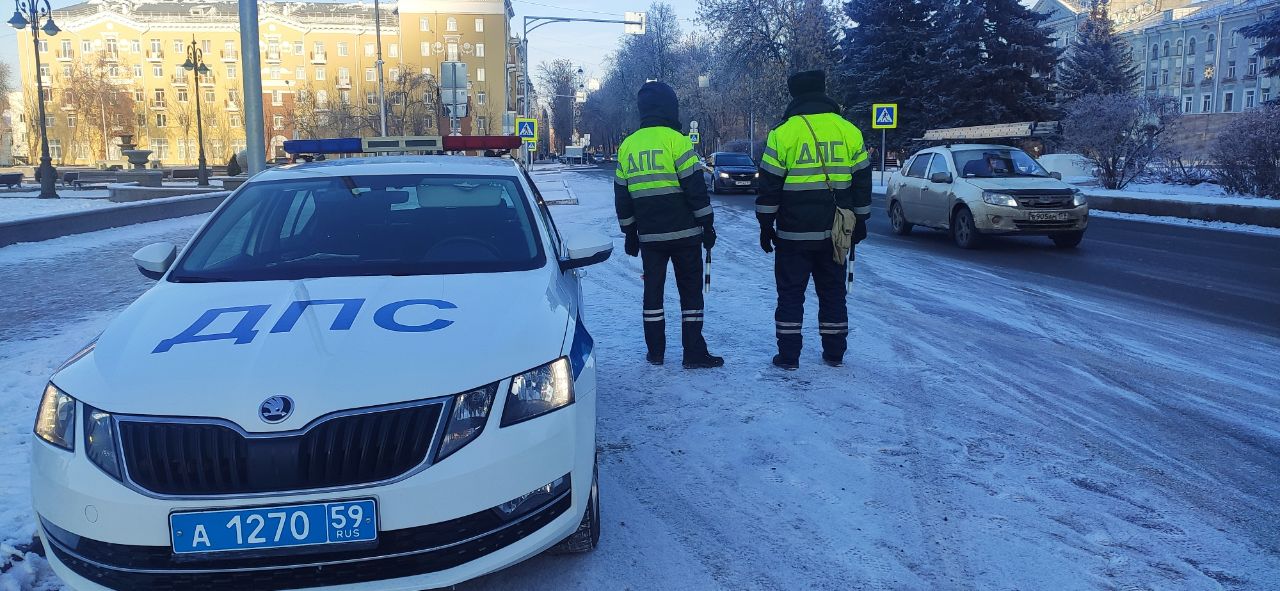 Гаишники помогают водителями. Аварии на дорогах Пермского края.