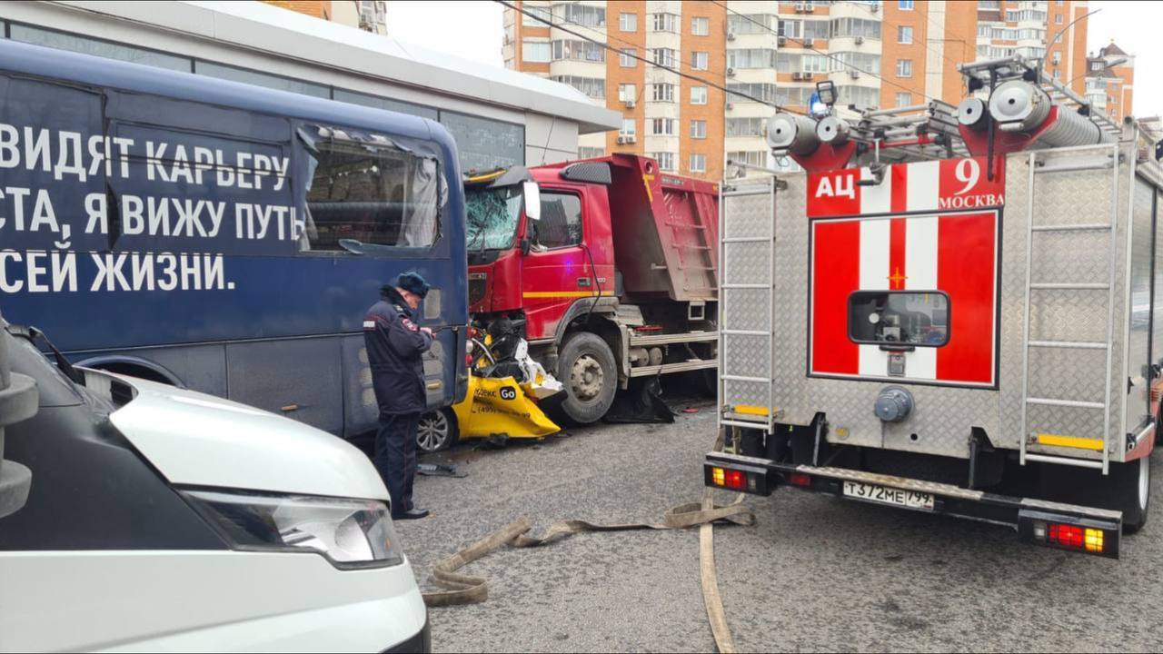 В Москве грузовик смял автомобиль такси. Погибли двое | 02.11.2022 | Пермь  - БезФормата