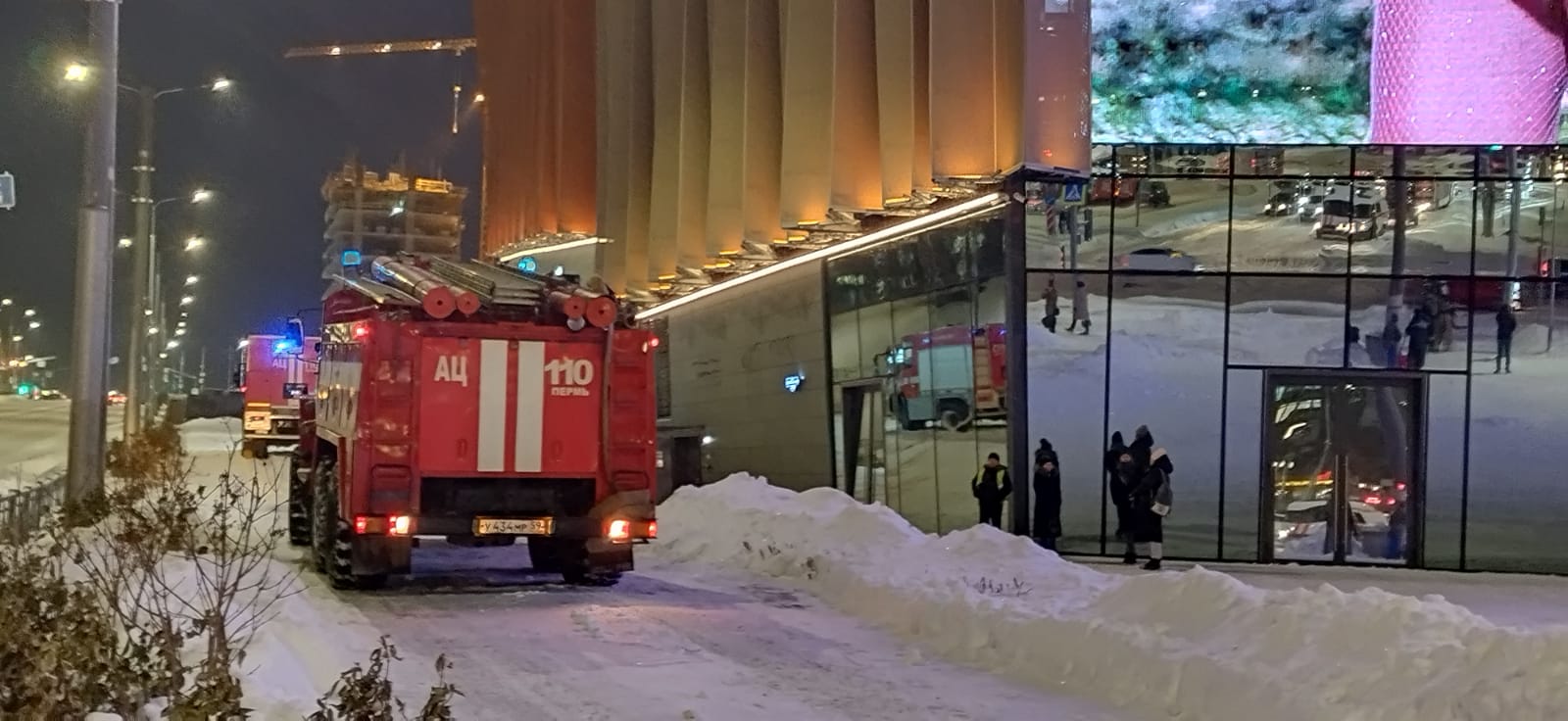 В центре Перми пожарные оцепили торговый центр | 12.12.2022 | Пермь -  БезФормата