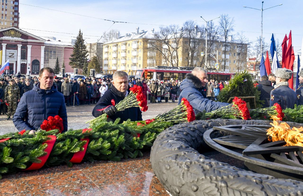 В Перми возложили цветы к мемориалу Уральскому добровольческому танковому  корпусу | 23.02.2023 | Пермь - БезФормата