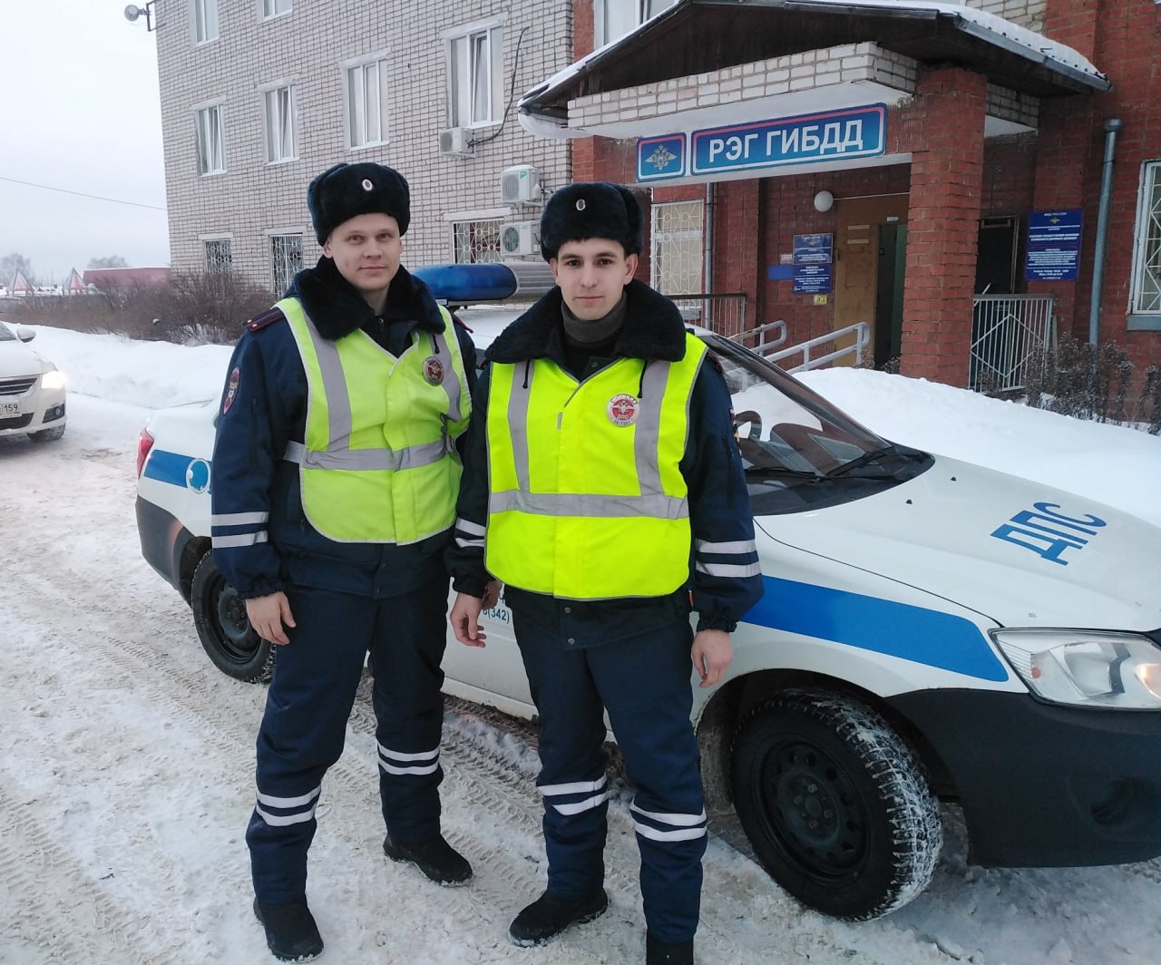 На трассе в Прикамье сотрудники ДПС помогли замерзающему водителю |  21.02.2023 | Пермь - БезФормата