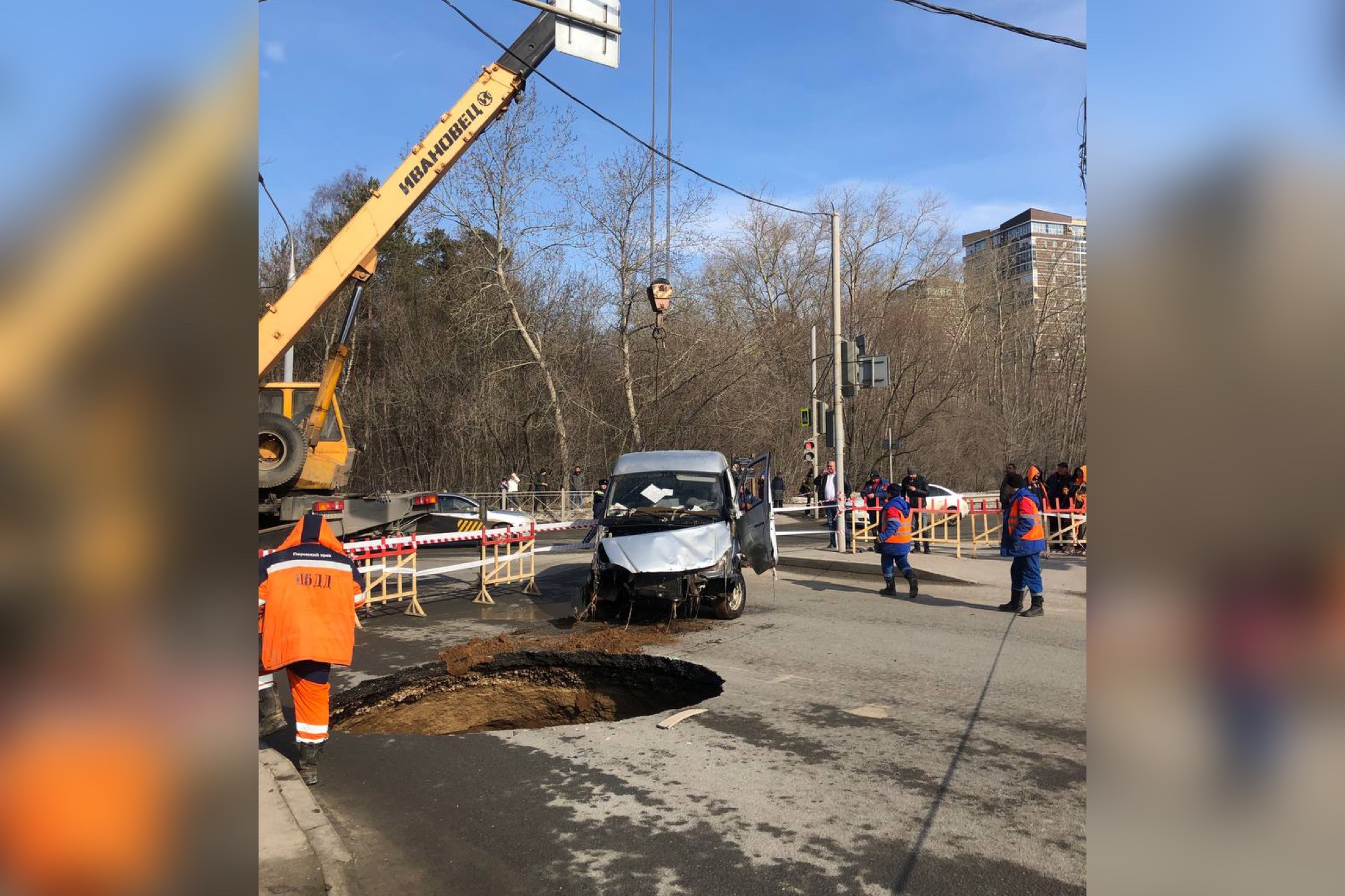 Газель провалилась под асфальт