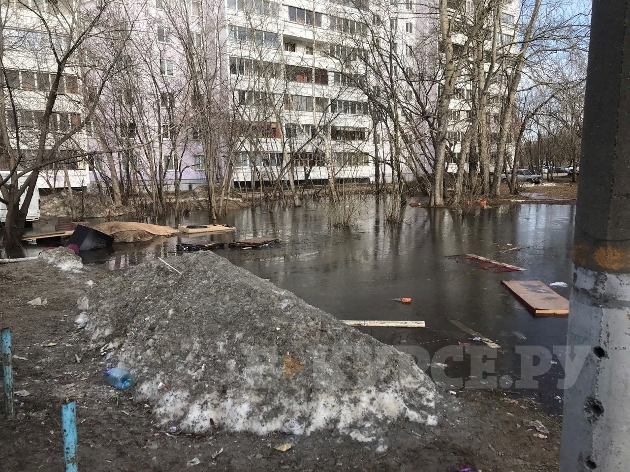 В Перми дети сделали плот и плавали в огромной луже у дома | 01.04.2023 |  Пермь - БезФормата