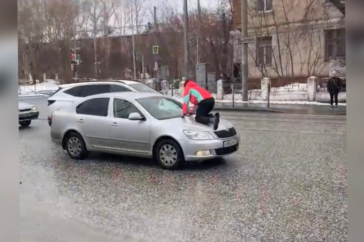 В центре Перми девушка бросалась на проезжающие автомобили | 15.03.2023 |  Пермь - БезФормата