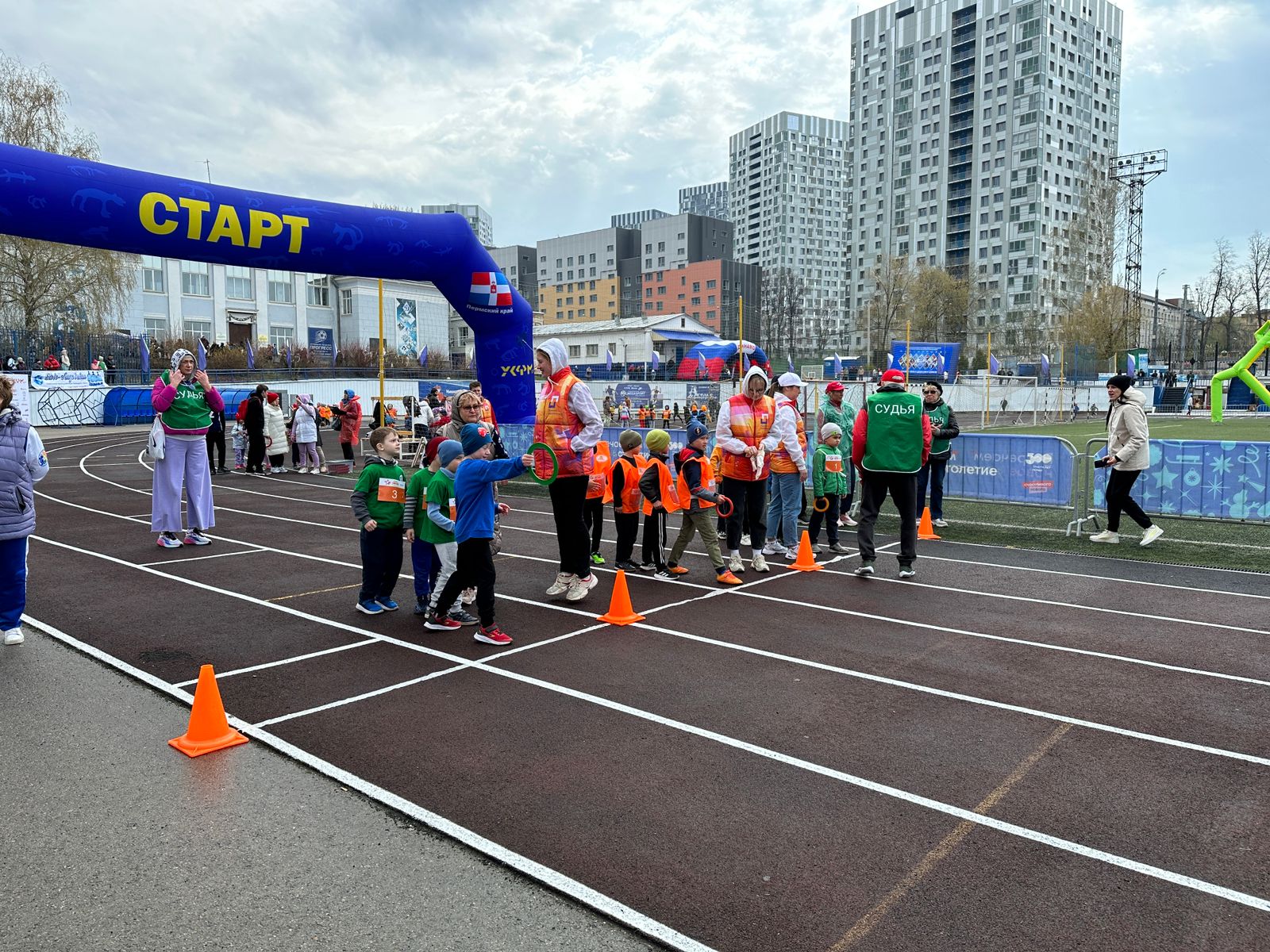 В Перми стартовала ежегодная легкоатлетическая эстафета «Звезда» |  01.05.2023 | Пермь - БезФормата