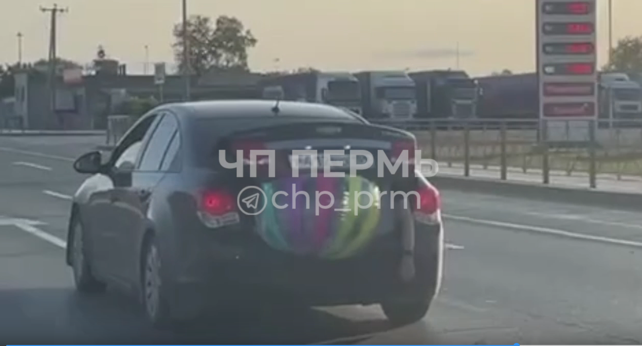 В Перми сняли на видео автомобиль Chevrolet Cruze, который вез человека в  багажнике | 14.06.2023 | Пермь - БезФормата