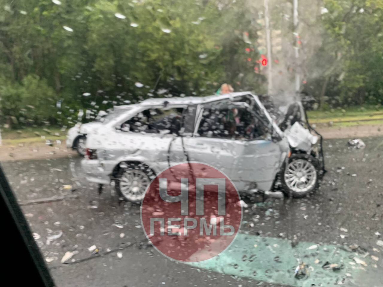 В Перми после ДТП в легковушке зажало водителя | 08.06.2023 | Пермь -  БезФормата