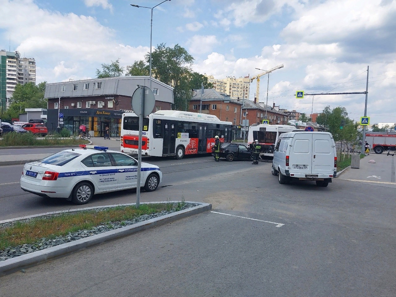 В Перми водитель легковушки сломал ноги, врезавшись в пассажирский автобус  | 27.07.2023 | Пермь - БезФормата