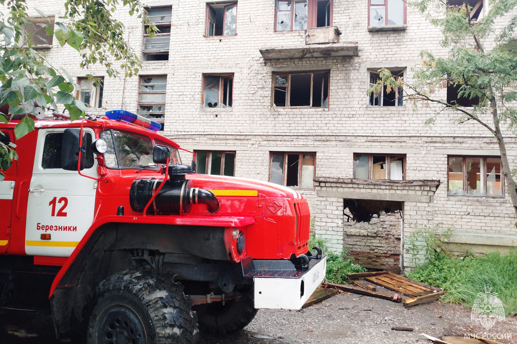 В расселенном доме в Березниках при пожаре погибли люди | 25.08.2023 | Пермь  - БезФормата